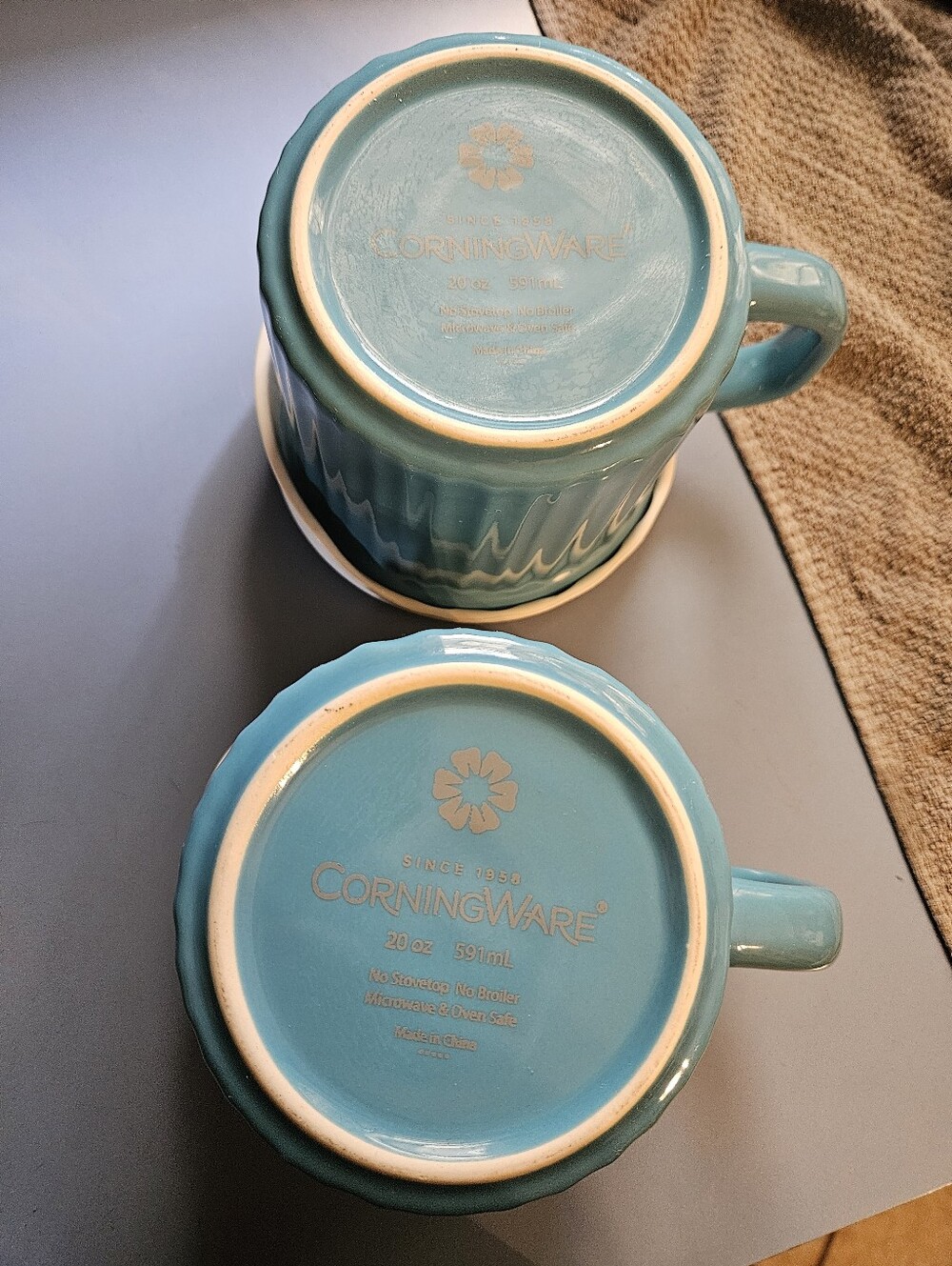 Set of 2 Corningware Teal Ceramic Mugs with White Lids - Picture 3 of 3